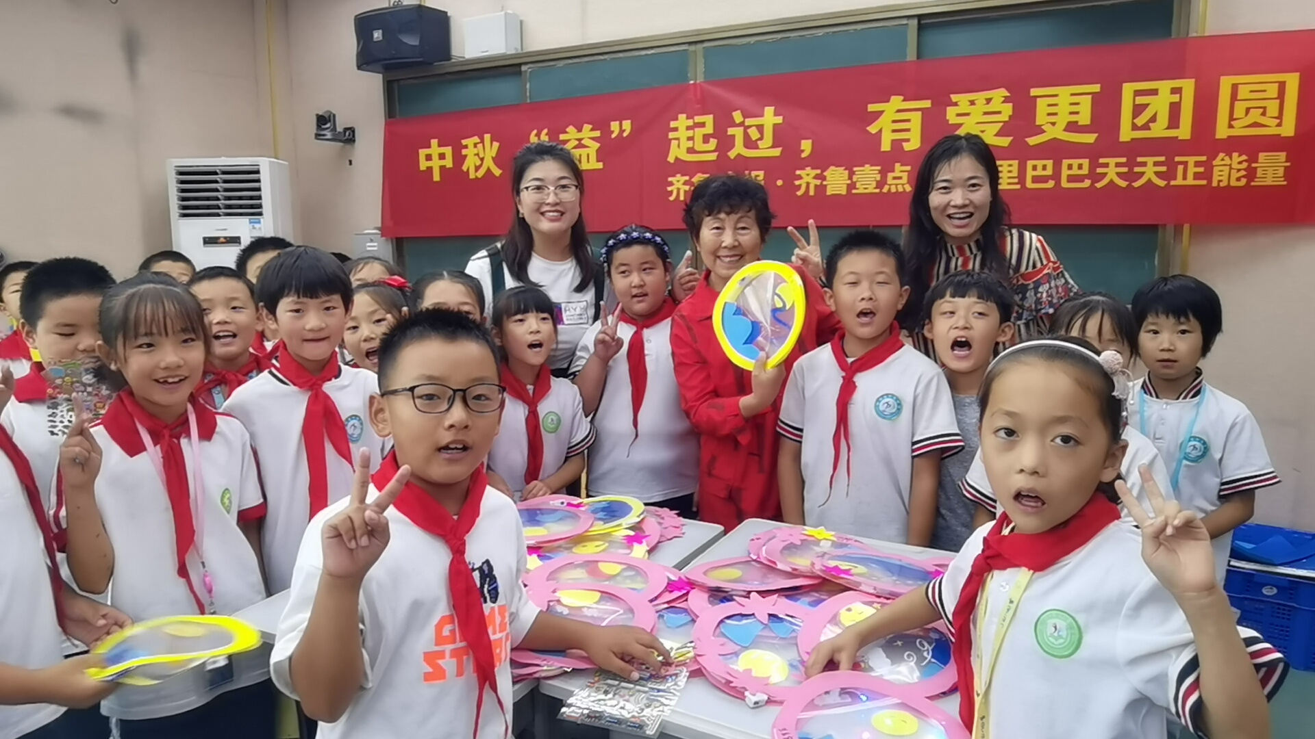 中秋節，齊魯晚報·齊魯壹點聯合阿里天天正能量帶領志愿者走進農村小學，與留守兒童共同過節.jpg